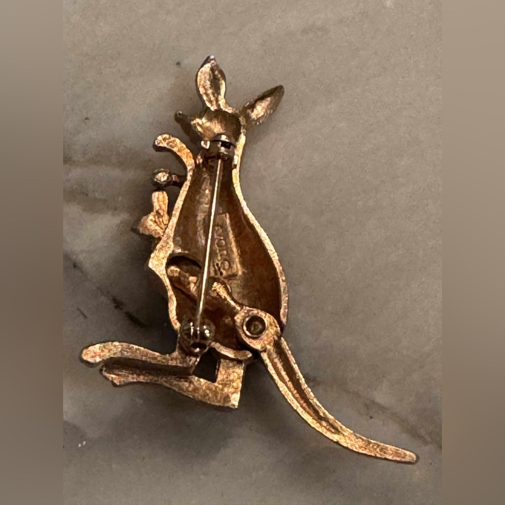 VINTAGE AVON Gold Kangaroo brooch - Picture 3 of 4